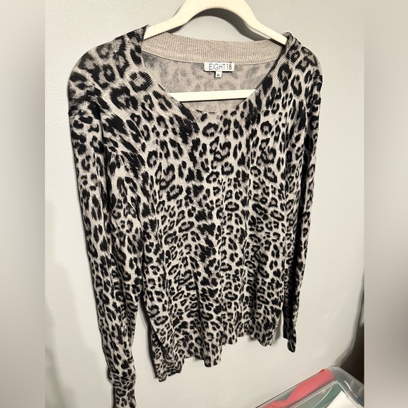 Eight 18 light Leopard Sweater XL - Picture 1 of 5